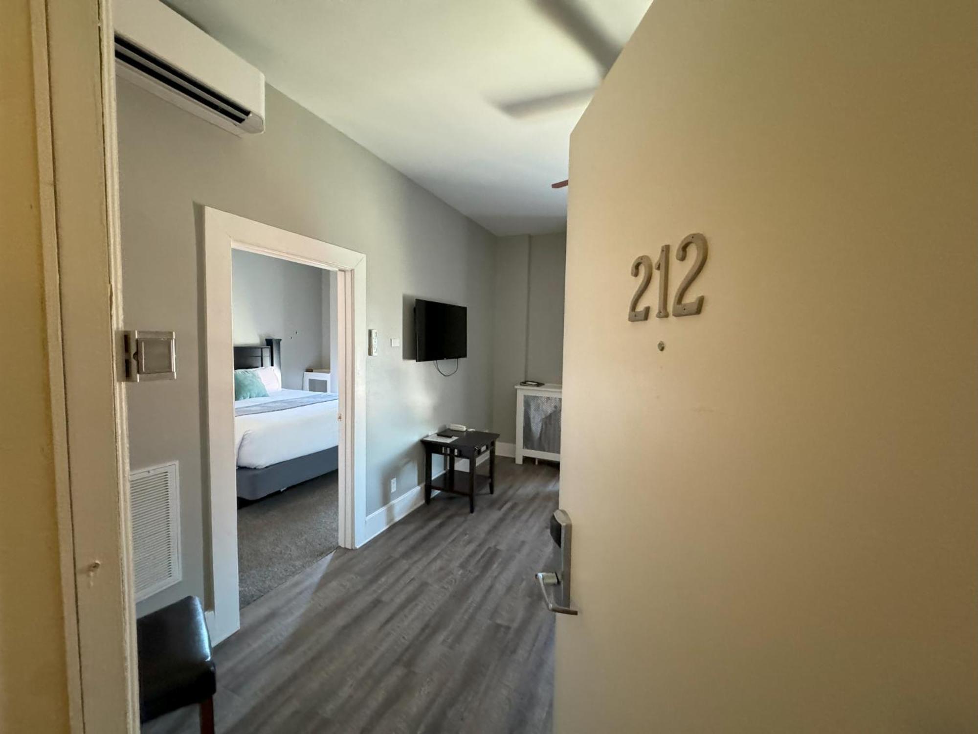 The Continental Hotel Centerville Экстерьер фото